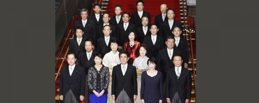Шинзо Абэ таван эмэгтэй сайдтай парламентыг бүрдүүллээ