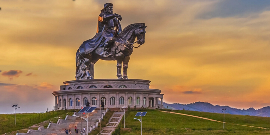 Монгол Улсын Ерөнхийлөгч ардчиллынхаа “сорилт” нь болж байна