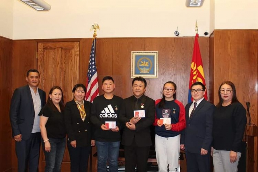 АНУ-ын иргэний амь насыг аварсан монгол хүүхдүүдийг шагналаа