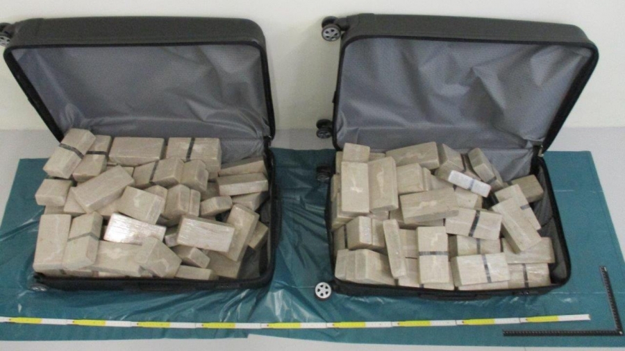 Монголын  дипломатч 70 кг хар тамхи тээвэрлэж яваад баригджээ