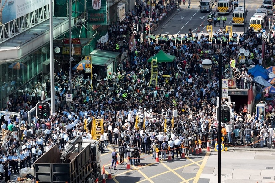 Хонконгод “Нүүрээ халхлахыг хориглох журам”-ыг мөрдөж эхэлжээ