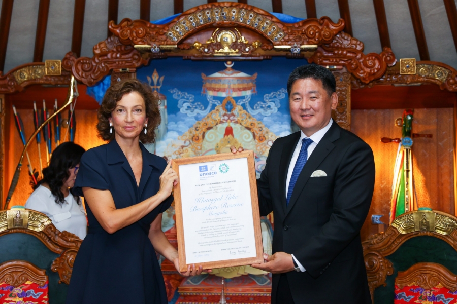 Монгол Улсын Ерөнхийлөгчид Хөвсгөл нуурыг ЮНЕСКО-гийн Дэлхийн шим мандлын сүлжээнд бүртгэсэн тухай батламжийг гардууллаа