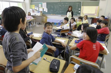Япон хүн бэлдэж байгаа учир бага сургуулийн багш нар нь хамгийн өндөр цалинтай байдаг