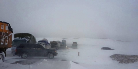 Архангайд их хэмжээний цас орж, 20-иод тээврийн хэрэгсэл цасанд боогджээ