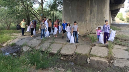 Залуус Туул голын ойр орчмыг цэвэрлэлээ