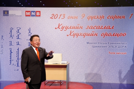 Ерөнхийлөгч “Монголын нэр ертөнцийн чихнээ” сэдвээр хичээл заана