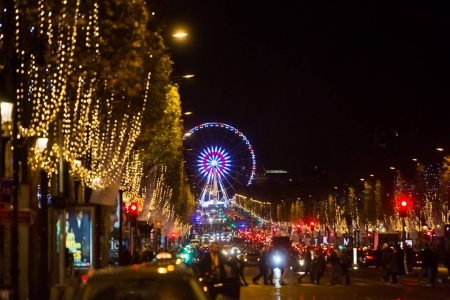 ФОТО: Парис хот зул сарын гэрлэн чимэглэлээ асаалаа