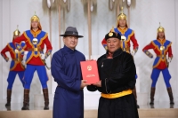 Монгол Улсын Ерөнхийлөгч У.Хүрэлсүх уяач, шагайн харваачдад улсын цол хүртээв